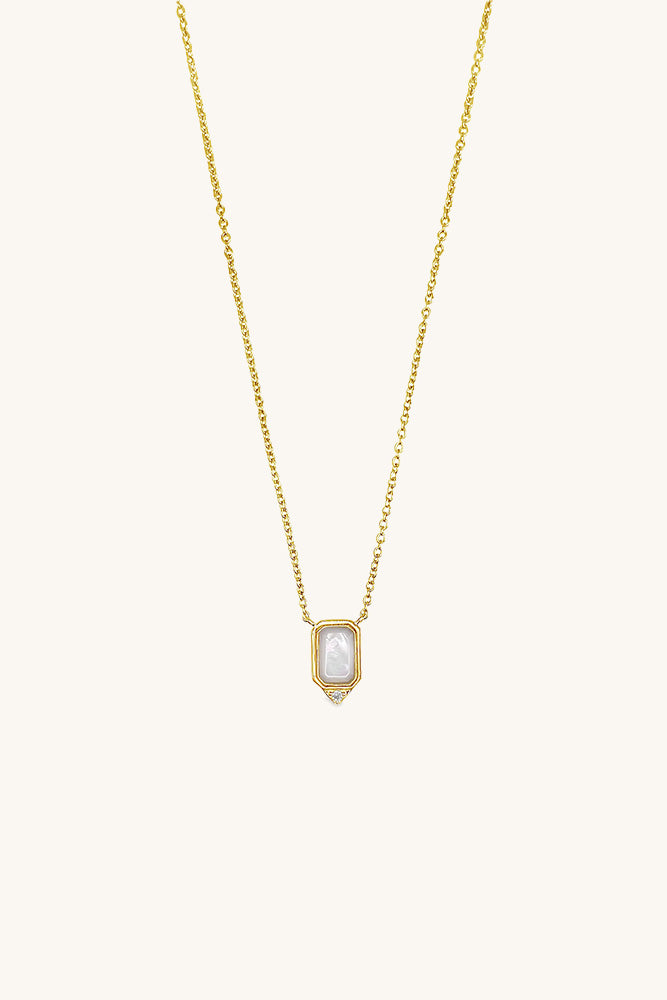 
                      
                        Sierra Winter Melody mother of pearl and gold vermeil dainty necklace
                      
                    